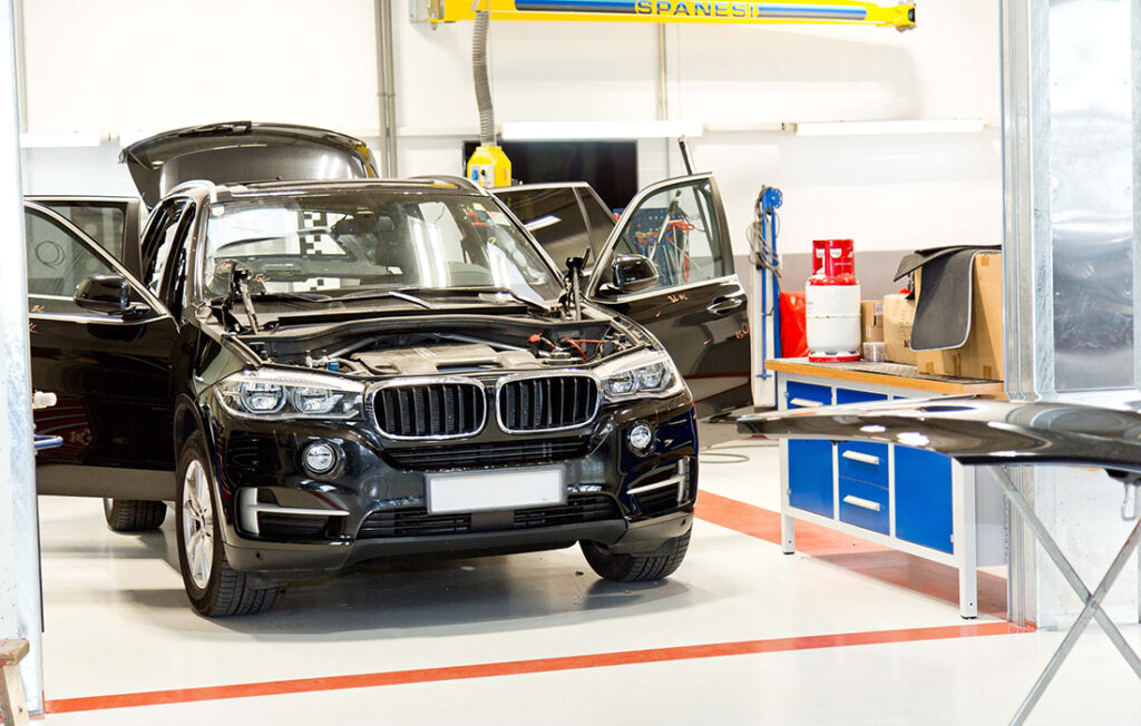 Schwarzer BMW in der Werkstatt